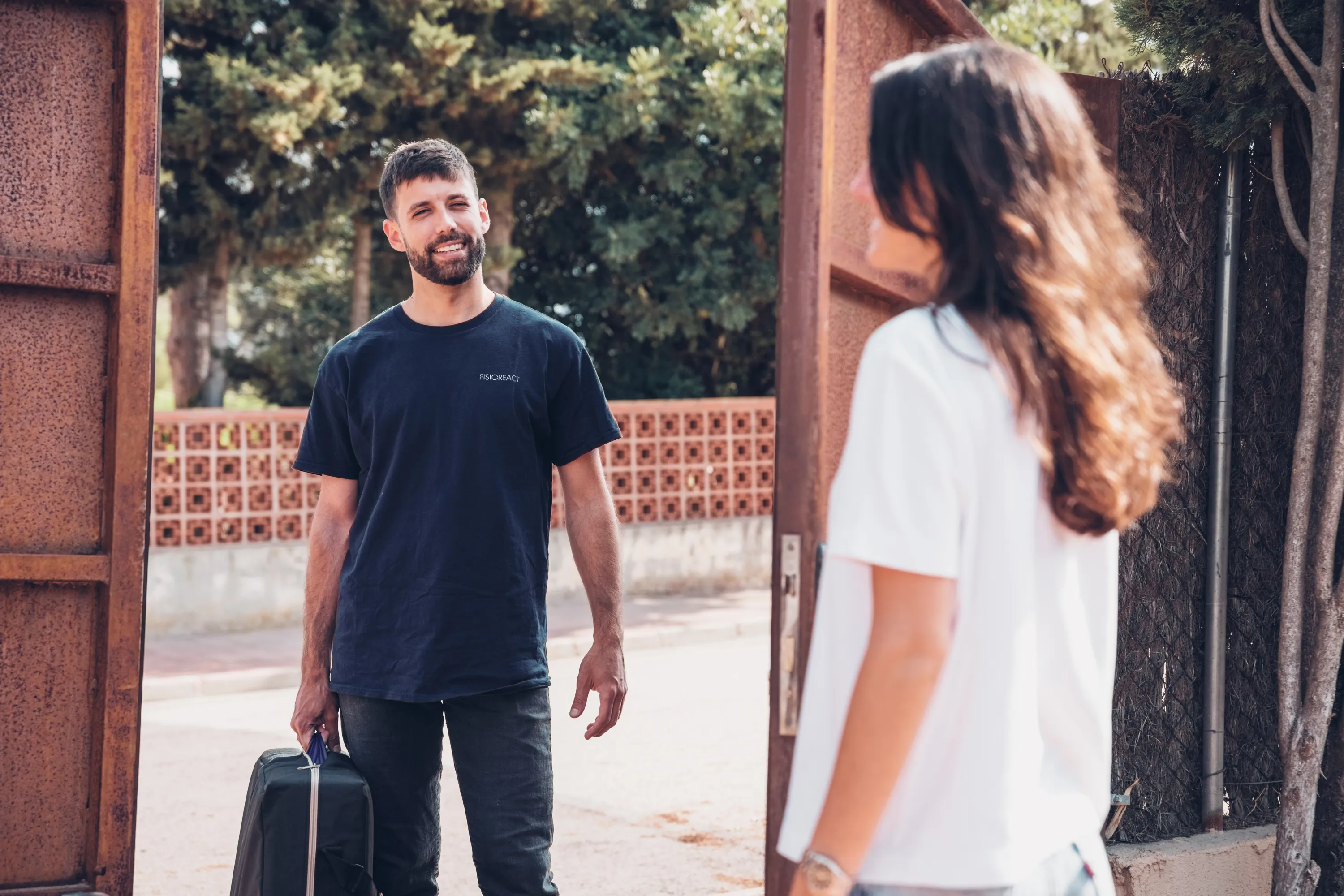 Fisioterapeuta entrando al domicilio de un paciente de Cabify